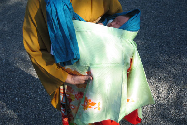 着物スタイルでピースリングで抱っこをして、赤ちゃんが寝ている様子の写真