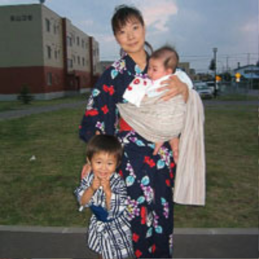 浴衣姿の母と兄弟、ピースリングで赤ちゃんを抱っこして夏祭りへ