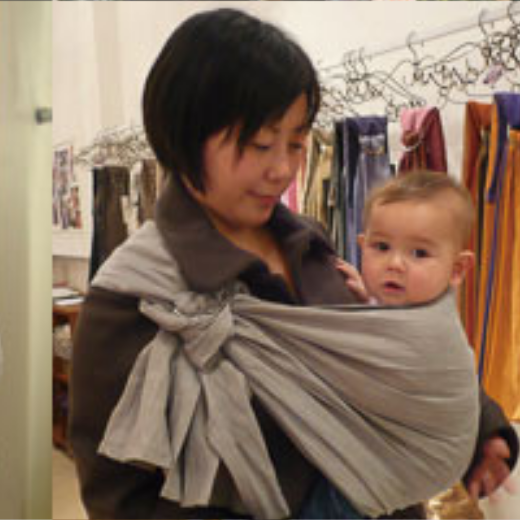 店内でベビーを抱く落ち着いた表情のママ