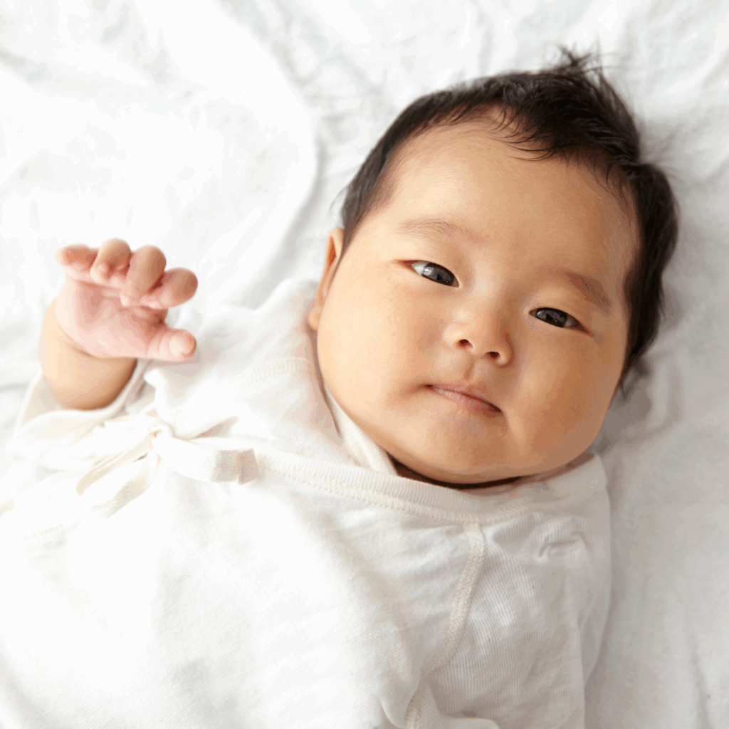 穏やかな表情で正面を見つめる赤ちゃん。静かな集中を感じる時間。