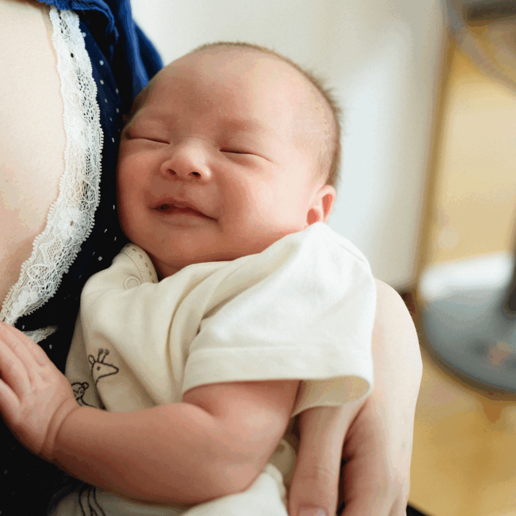 やさしく抱かれながら眠る赤ちゃん。スリングならではの落ち着いた時間。