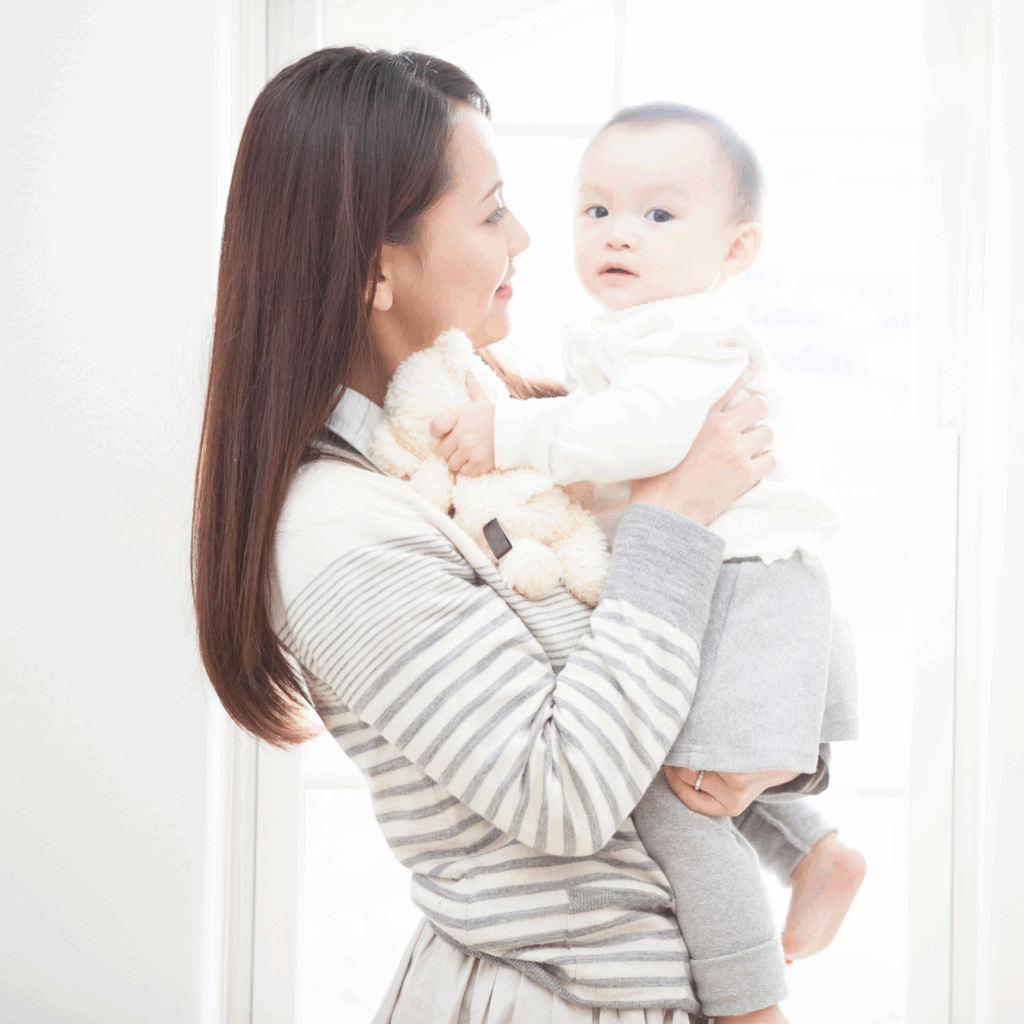 母親と見つめ合う赤ちゃん。親子のまなざしがつなぐ信頼と成長の瞬間。