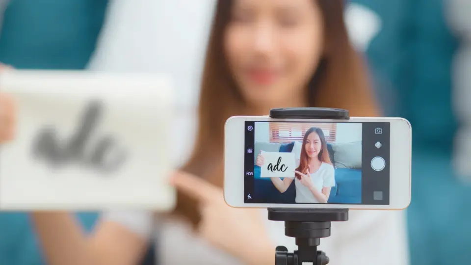 ピースリングの使い方を解説するオンライン認定講座の様子(スマホ画面に女性講師)