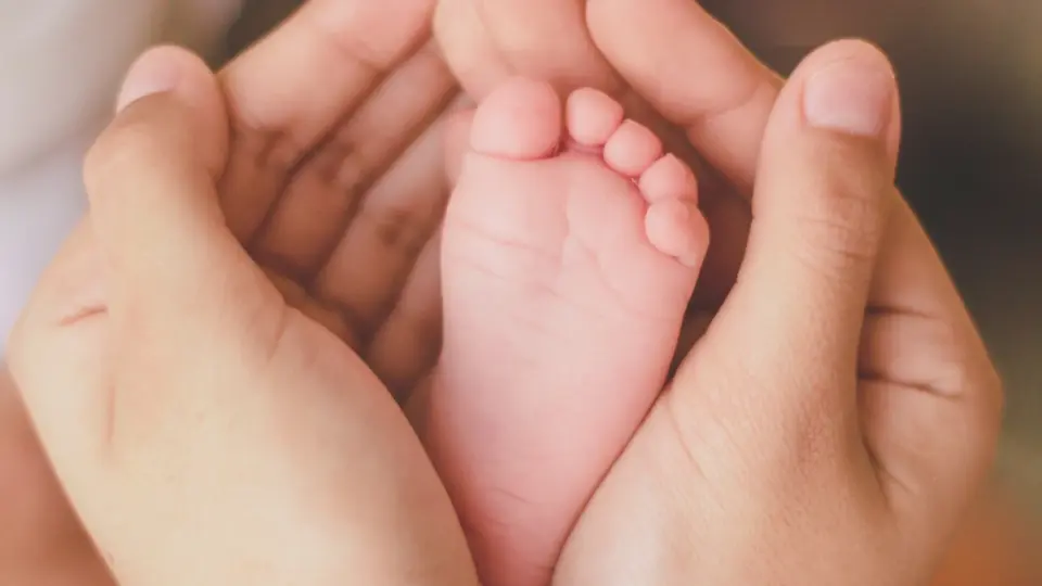 「安全設計 – 赤ちゃんとママの安心を第一に」：PsLingのスリングが備える徹底した品質管理と安全基準を紹介。