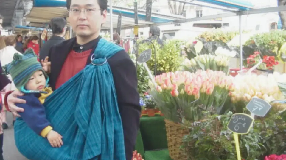 藍染のピースリングをして、パリの朝市で買い物をしている様子