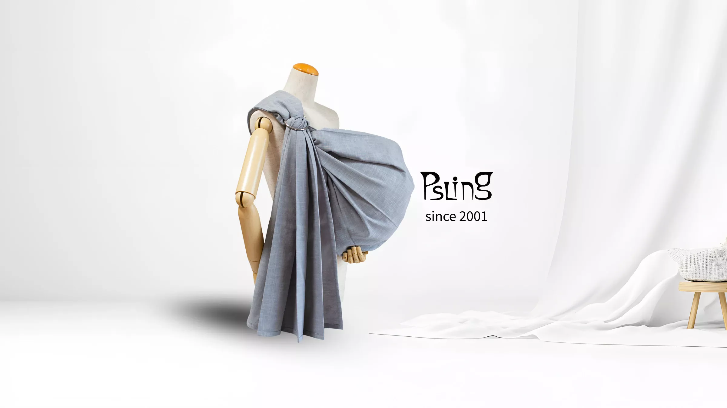 自然光に照らされたグレーのベビースリングの静物写真。日本製オーダーメイドの美しいスリング。